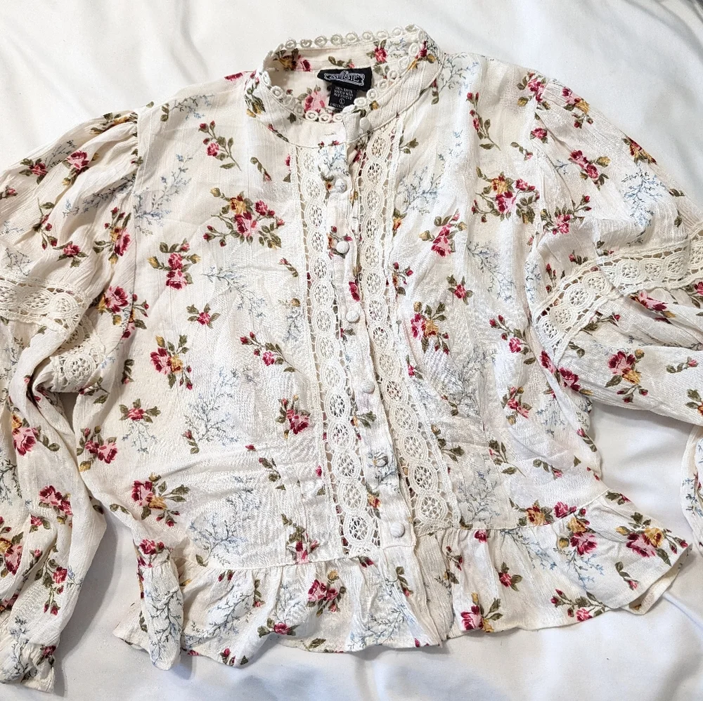 Angie Floral Lace Blouse - Cream and Red - Picture 5 of 10